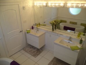 Quarto (King Room Ensuite Bath) | Camas com colchões de espuma com sistema de memória, escrivaninha