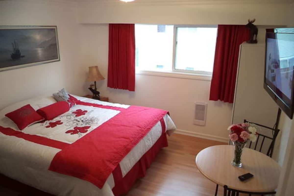 Rum (Queen Room with Shared Bath) | Memory foam-madrasser, skrivbord, ljudisolering och strykjärn/strykbräda