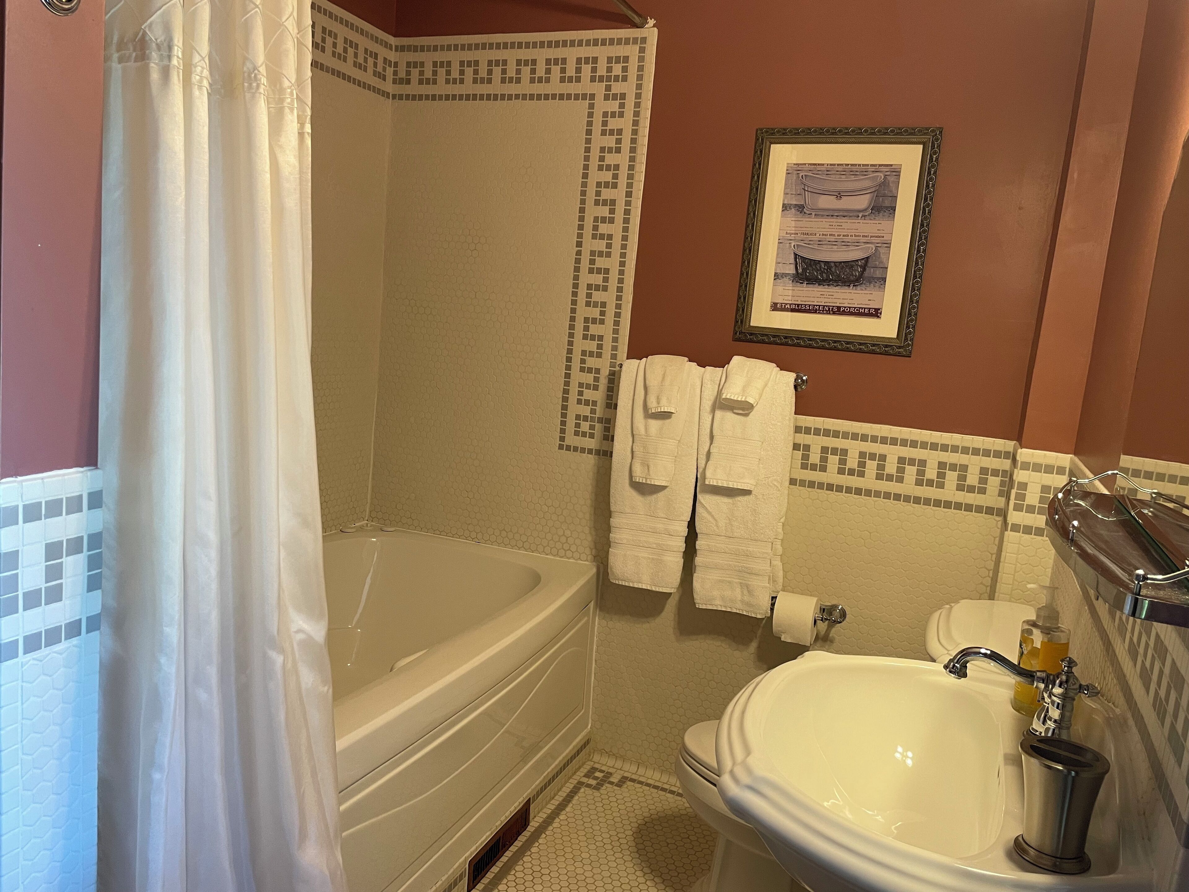 Un bagno con vasca, water e lavandino.
