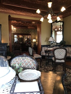 TV a schermo piatto 32 pollici con canali via cavo, TV, lettore DVD