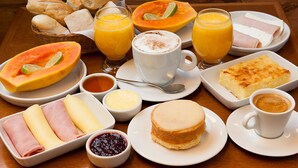Un'abbondante colazione con diversi cibi e bevande.