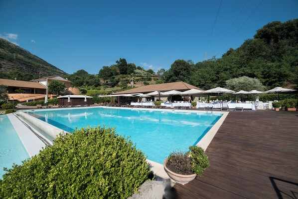 2 piscinas externas, funciona das 10h às 18h, guarda-sóis