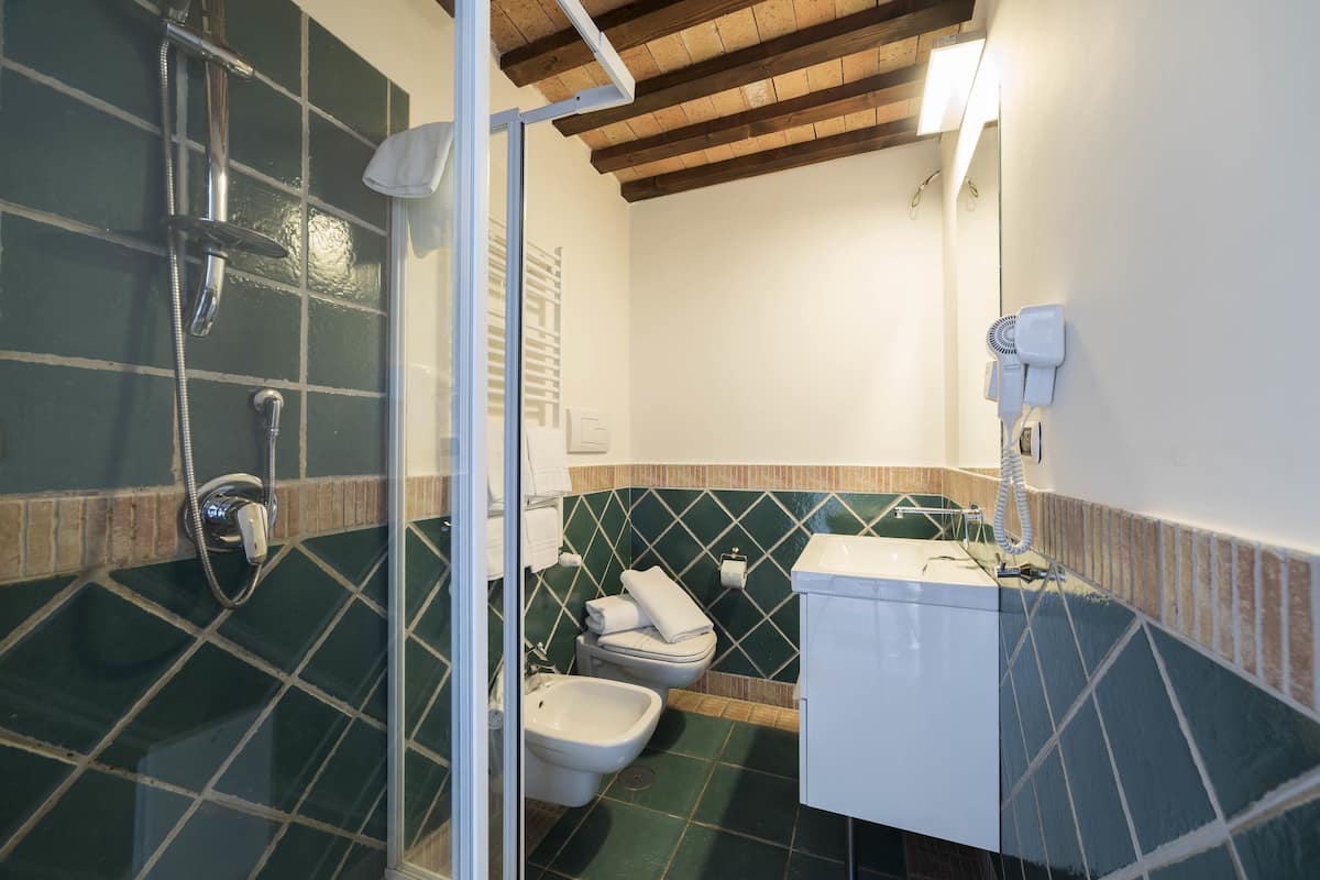 Ducha, cabezal de ducha tipo lluvia, artículos de tocador gratuitos