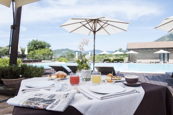 Desayuno buffet diario (EUR 6 por persona)