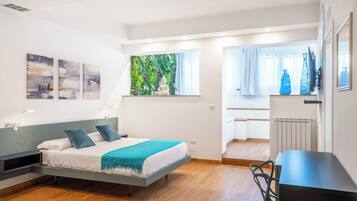 Suite, 1 lit double et 1 canapé-lit, bain à remous