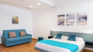 Suite, 1 dobbeltseng med sovesofa, spabadekar | Skrivebord, blendingsgardiner, wi-fi (inkludert) og sengetøy