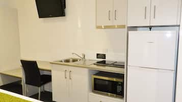 Quarto, 1 cama Queen, cozinha americana | Cozinha americana privada | Geladeira grande, micro-ondas, cooktop, cafeteira/chaleira