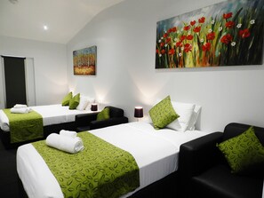 Premium Queen/Single with Kitchenette  | Premium bedding, desk, blackout drapes, soundproofing - Copper City Motel (Pioneer)