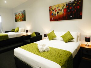 Premium Queen/Single with Kitchenette  | Premium bedding, desk, blackout drapes, soundproofing - Copper City Motel (Pioneer)