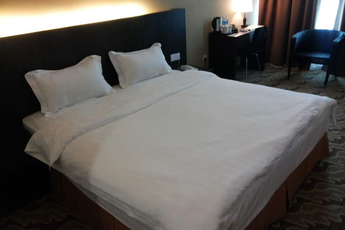 deluxe king - free pick up & drop off | 1 bedroom, iron/ironing board, rollaway beds, free wifi