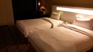 Habitación Deluxe, 2 camas individuales (Free Pick Up and Drop Off) | Tabla de planchar con plancha, camas extra y wifi gratis