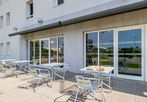 Outdoor dining - B&B HOTEL Lyon Eurexpo Chassieu (Chassieu)