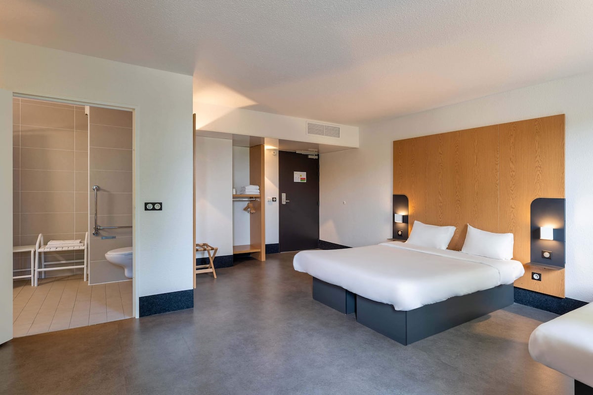Triple Room, Accessible, Non Smoking | Peralatan tempat tidur premium, dilengkapkan perabot secara berasingan
