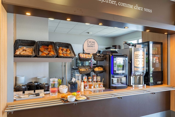 Petit déjeuner buffet servi tous les jours en supplément