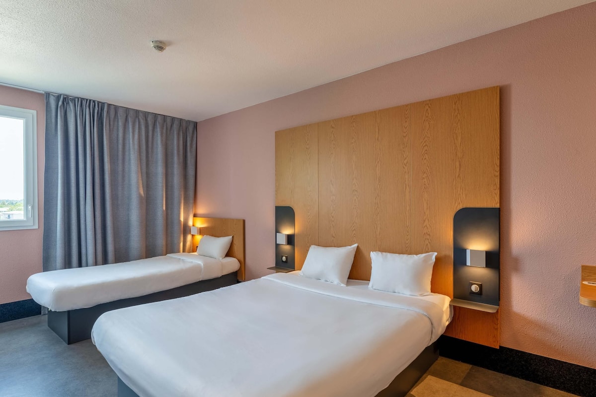 Ropa de cama de alta calidad, sistema de insonorización y wifi gratis
