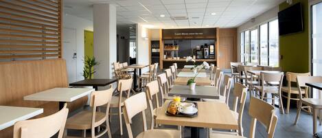 每日供應自助早餐 (費用另計)