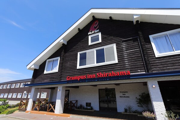 Step into the charming Grampus Inn Shirahama, featuring a covered porch with comfortable seating.