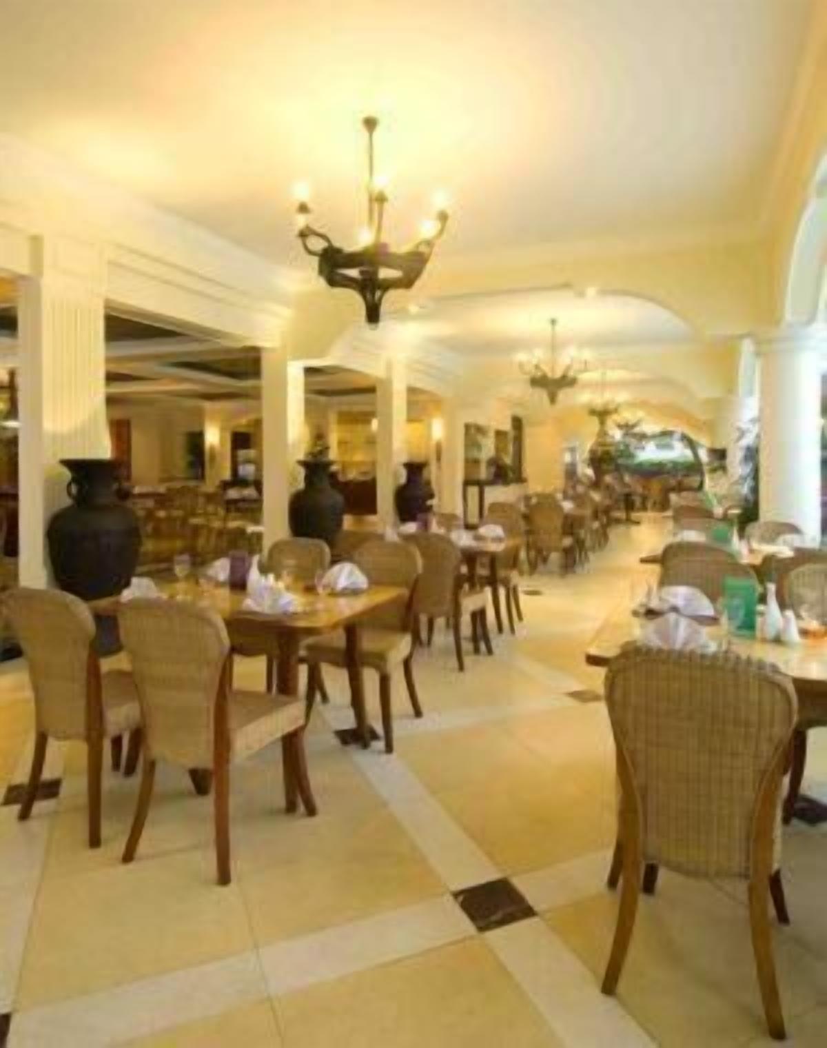 Melayani sarapan dan makan siang dengan pemandangan kolam renang 