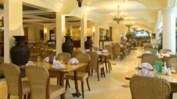 Petit déjeuner, déjeuner et dîner servis sur place, vue sur la piscine