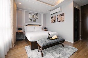 Minibar, in-room safe, desk, iron/ironing board - La Palm Hotel (Hanoi)