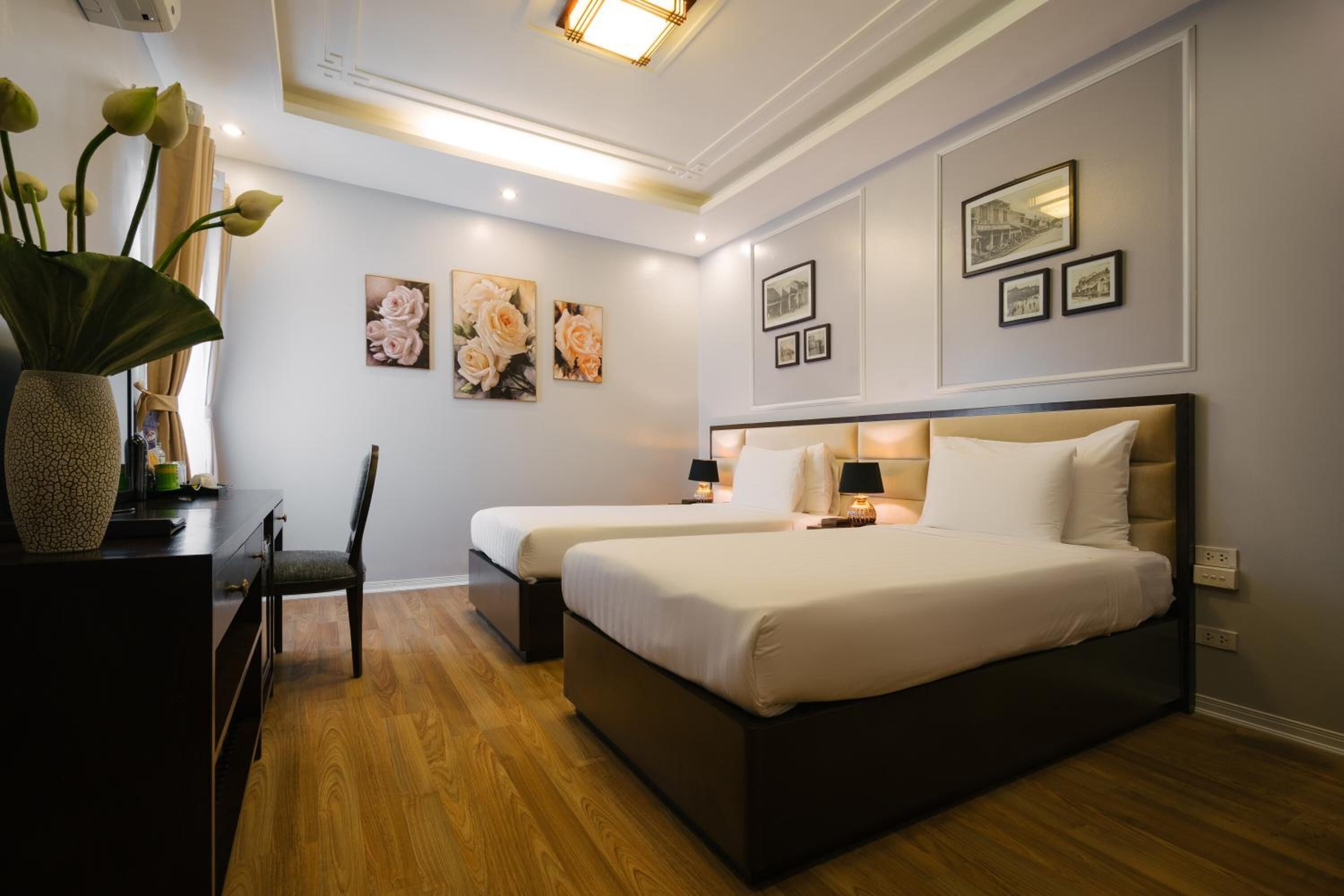 deluxe room | 1 bedroom, minibar, in-room safe, desk