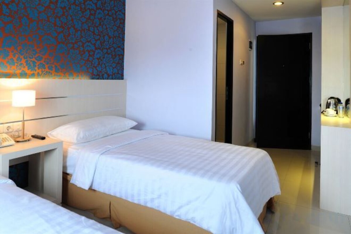 In-room safe, desk, free WiFi
