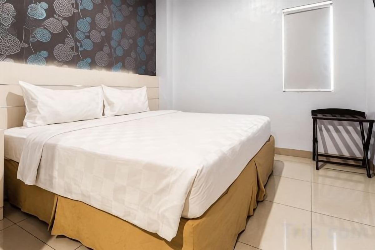 In-room safe, desk, free WiFi