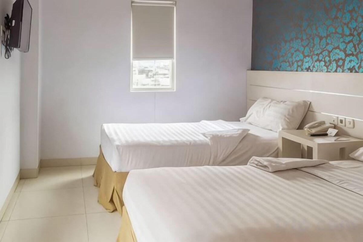 In-room safe, desk, WiFi (free)