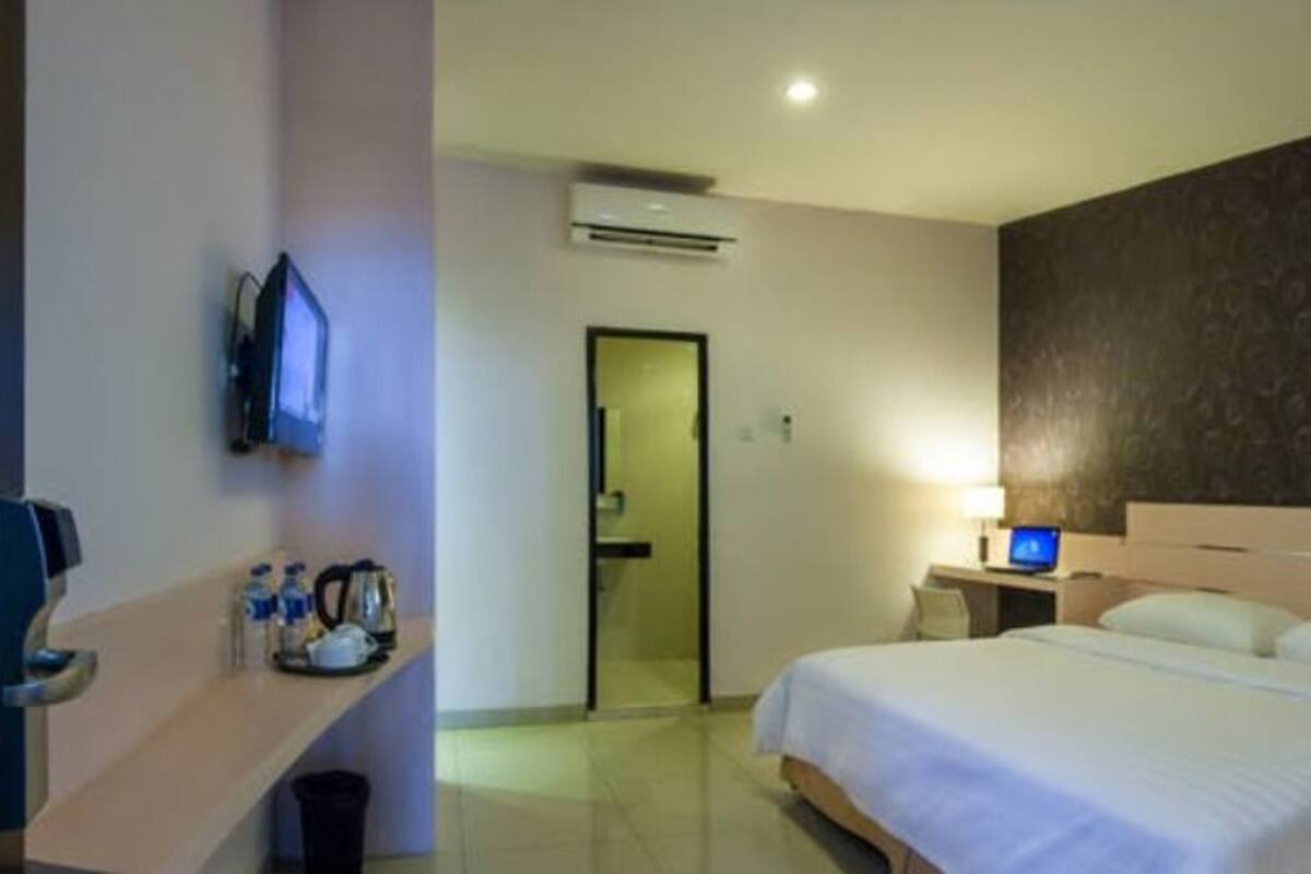 Executive Room (Deluxe Business) | In-room safe, desk, WiFi (free)