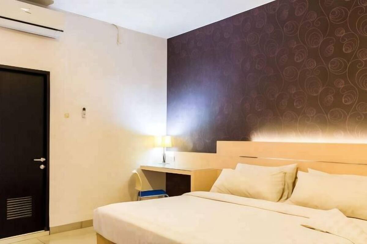 In-room safe, desk, WiFi (free)