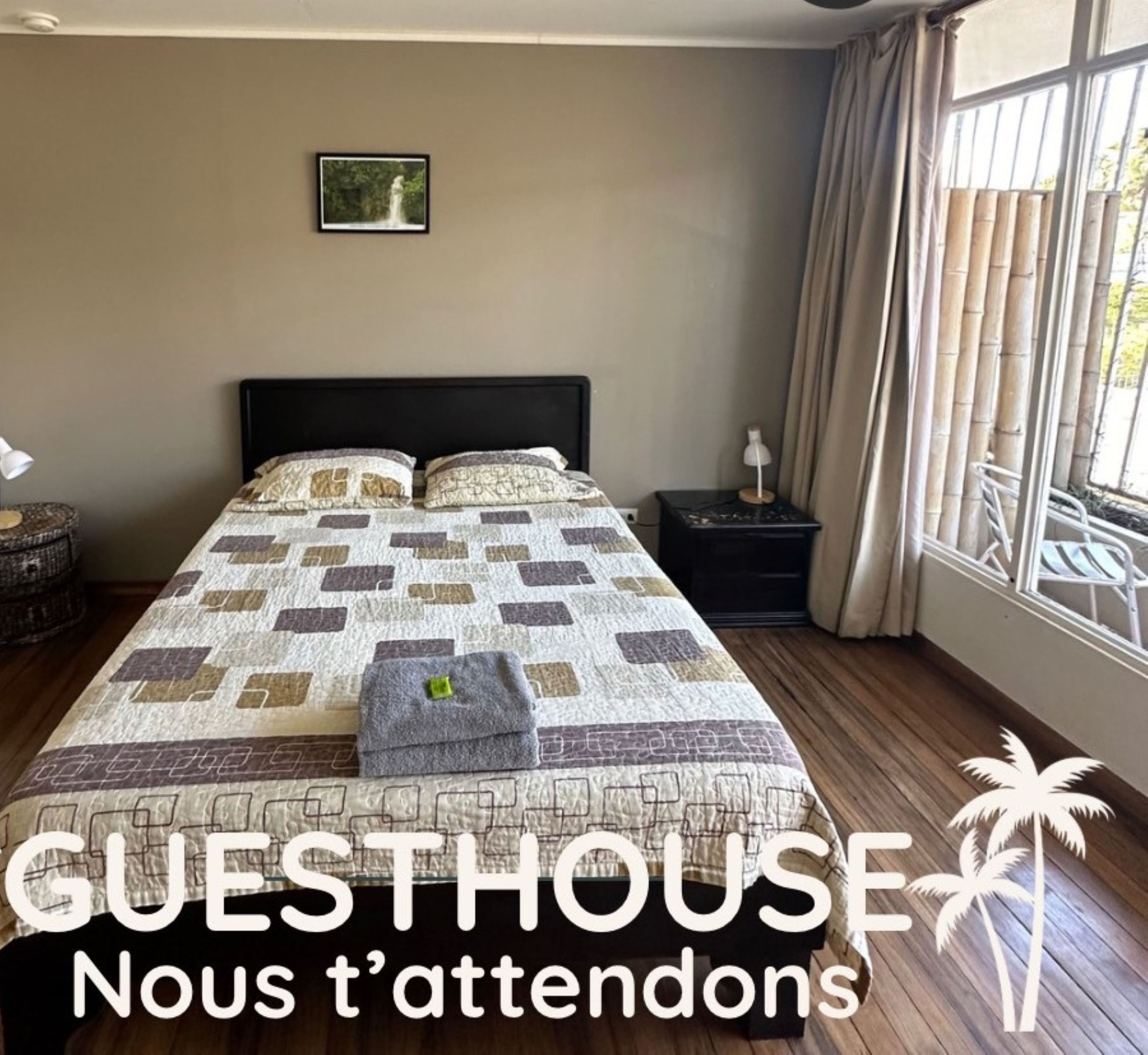Une chambre à coucher avec un grand lit, deux tables de chevet, une fenêtre avec des rideaux et deux tableaux encadrés accrochés au mur.
