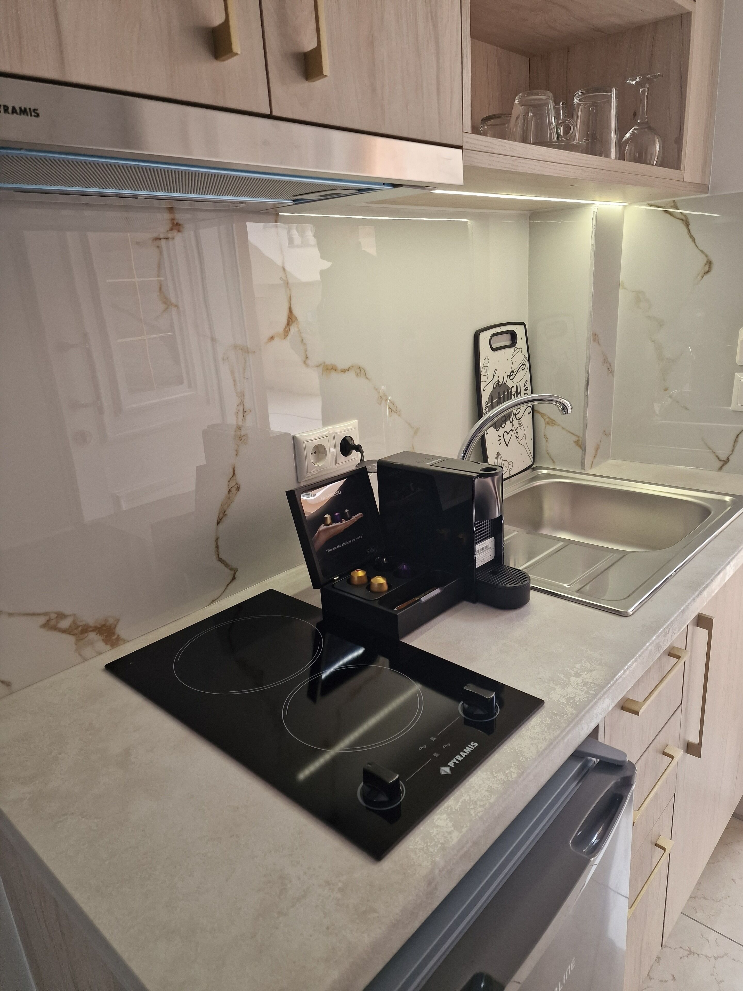 Fridge, stovetop, coffee/tea maker, electric kettle