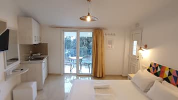 Deluxe Δίκλινο Δωμάτιο (Double) | Κλινοσκεπάσματα υψηλής ποιότητας, μίνι μπαρ, χρηματοκιβώτιο στο δωμάτιο