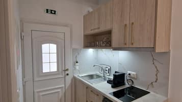 Kühlschrank, Herdplatte, Wasserkocher mit Kaffee-/Teezubehör