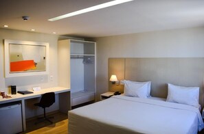 Minibar, in-room safe, desk, soundproofing - América Bittar Hotel (Brasília)