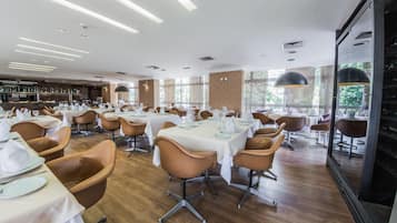 Petit déjeuner, déjeuner et dßner servis sur place