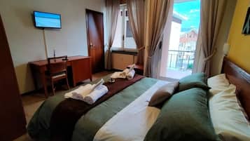 Standard-dobbeltværelse | Dundyner, skrivebord, gratis Wi-Fi, sengetøj