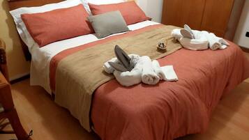 Triple Room | Down duvets, desk, free WiFi, bed sheets