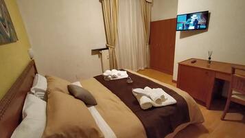 Daunenbettdecken, Schreibtisch, schallisolierte Zimmer, kostenloses WLAN