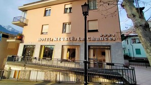 Un edificio de hotel con balcones y un letrero que dice "HOTEL MEUBLE La Chance".