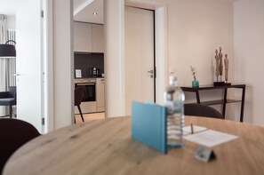 Premium bedding, in-room safe, desk, soundproofing - SUYTES Business Studios (Heidelberg)