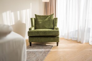 เครื่องนอนระดับพรีเมียม, ตู้นิรภัยในห้องพัก, โต๊ะทำงาน, ห้องเก็บเสียง