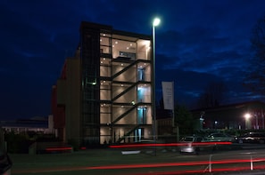 Front of property - evening/night - SUYTES Business Studios (Heidelberg)