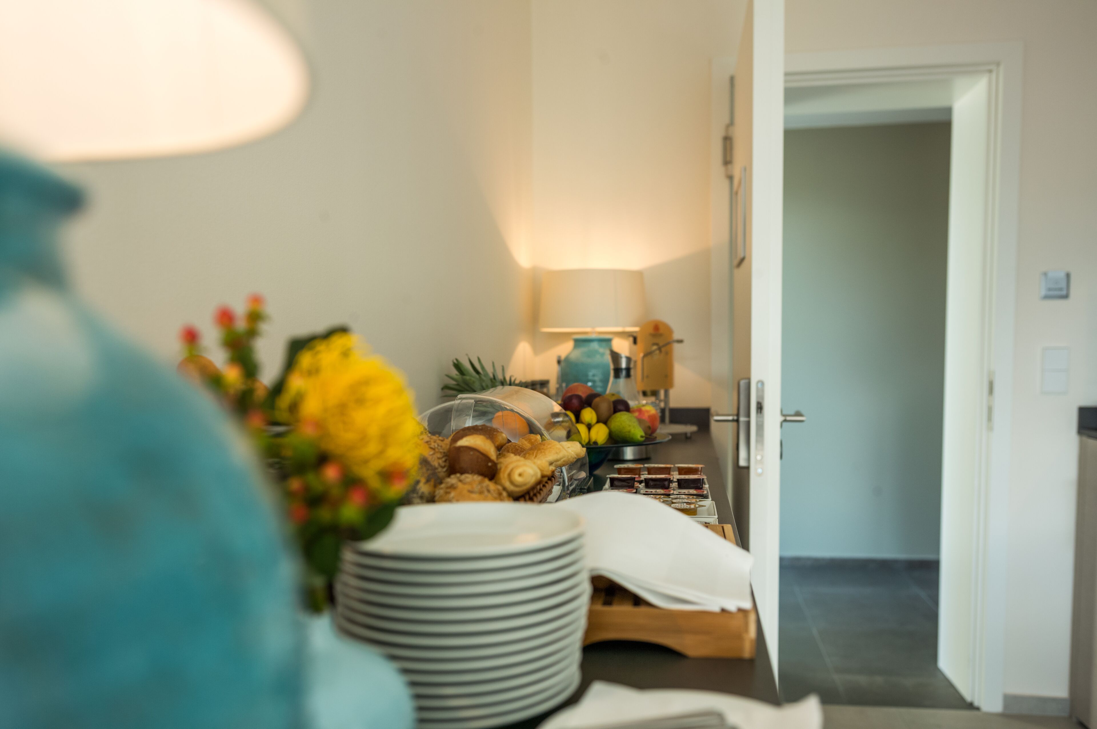 朝食 (コンチネンタル ブレックファスト)、毎日提供 (1 名様 12.00 EUR)