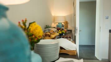 Tägliches kontinentales Frühstück (12.00 EUR pro Person)