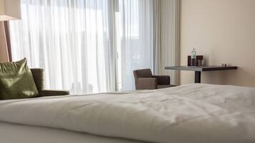 Hochwertige Bettwaren, Zimmersafe, Schreibtisch, schallisolierte Zimmer