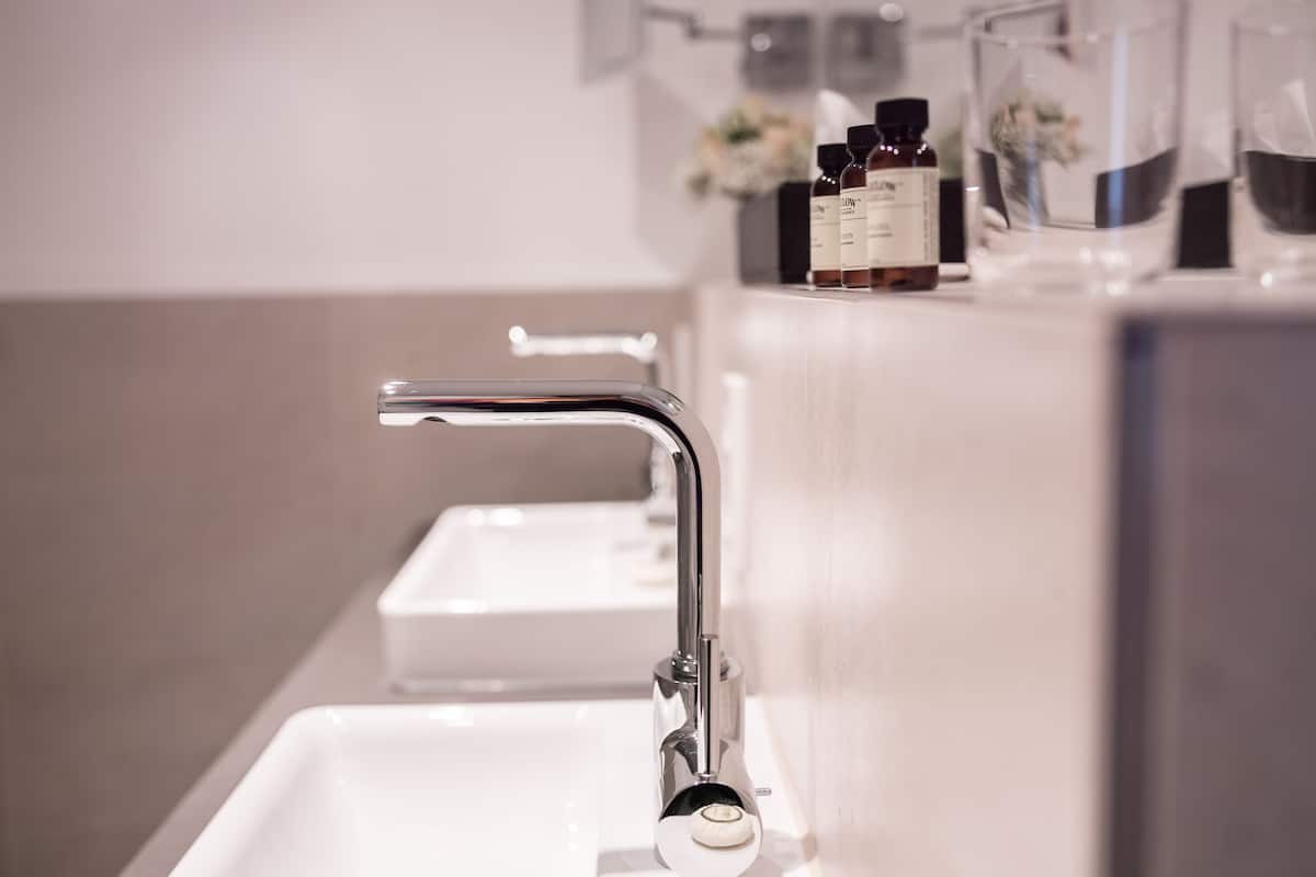 Douche, douche cascade, séchoir à cheveux, serviettes fournies