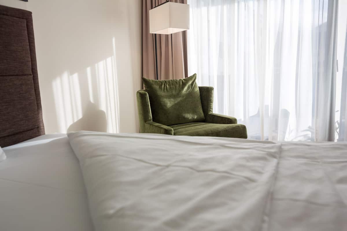 Literie de qualitĂ©, coffre-fort, bureau, systĂšme dâinsonorisation