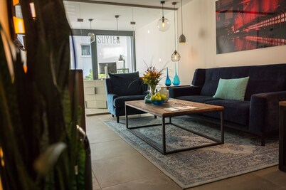 SUYTES Business Studios