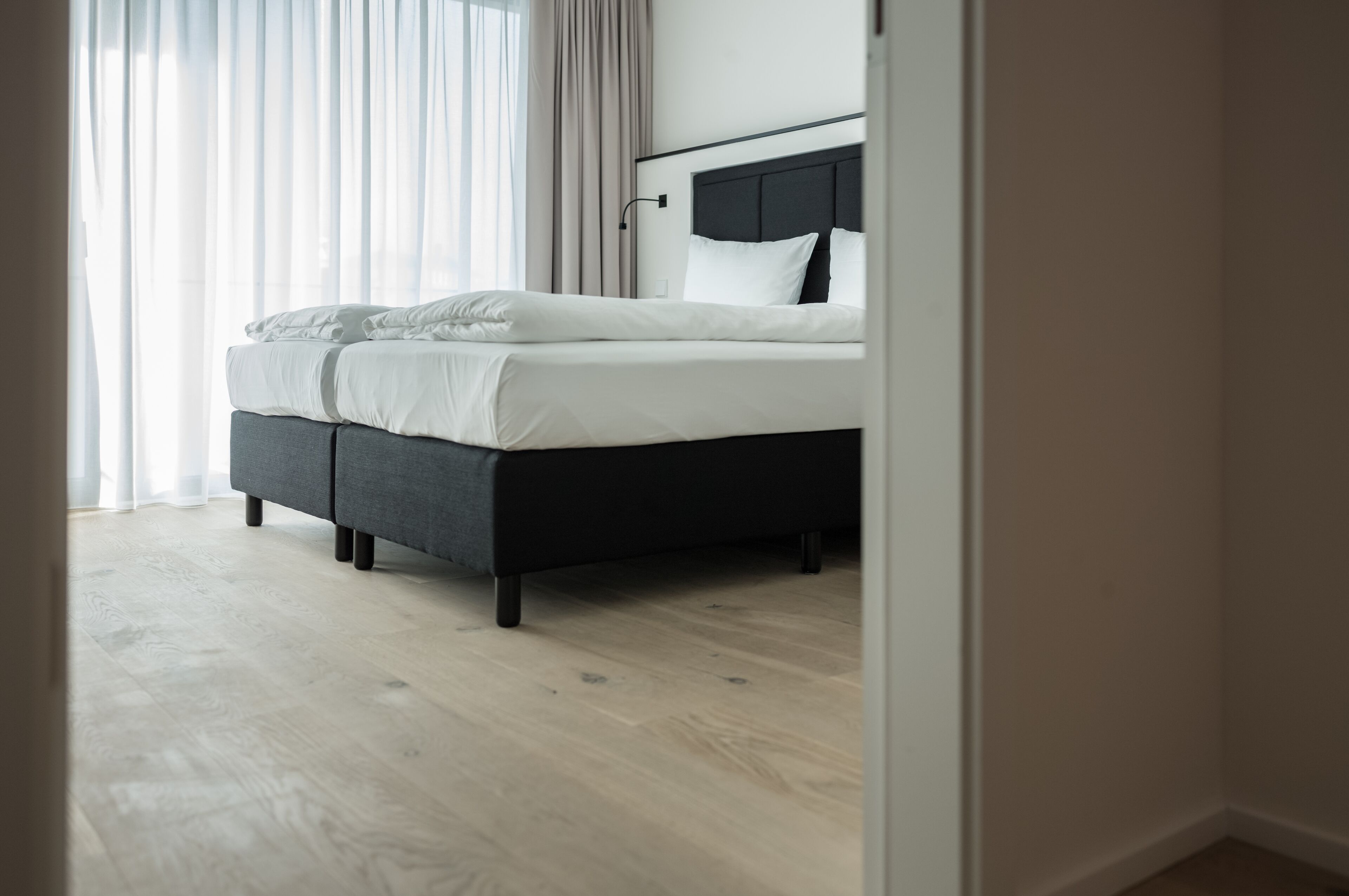 高級寢具、客房內保險箱、書桌、隔音